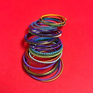 Vintage Y2K bangle set with a bunch of colors 💙🩷​​​​​